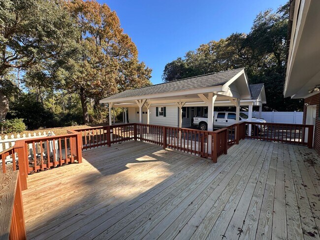 Building Photo - Home on High Tide