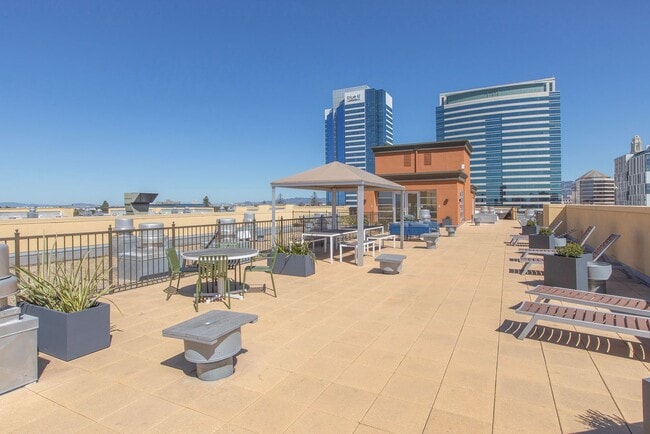 Building Photo - Great natural light in a large condo near ...
