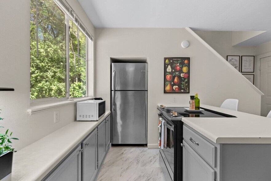 Building Photo - 243 S Gregg Ave