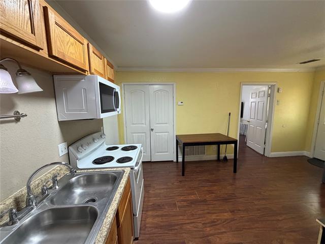 Building Photo - 979 W Pecan St