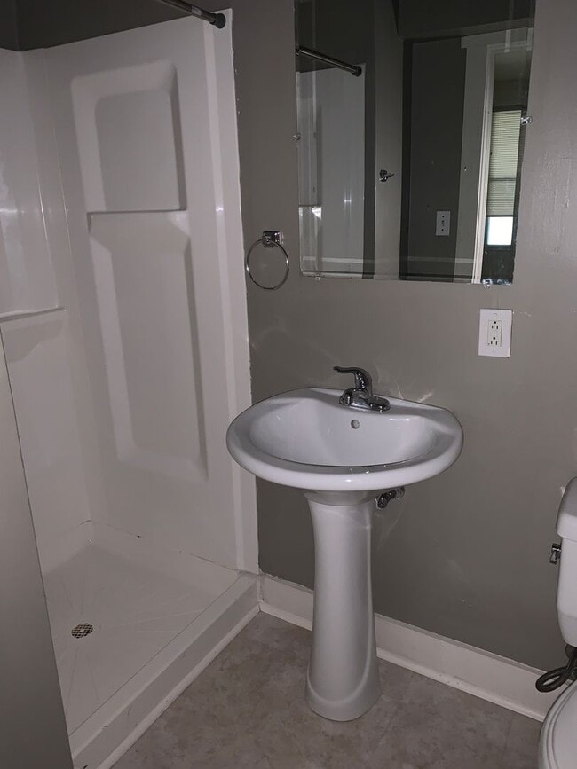 Building Photo - SPACIOUS OAKLAND HOUSE WITH BONUS ROOM - AVAILABLE AUGUST!