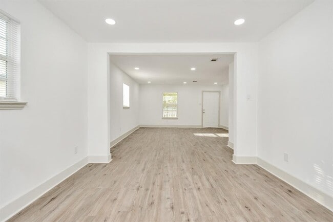 Building Photo - 1501 Maiden Ln