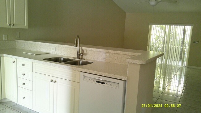 Building Photo - Bokeelia duplex-close to Pine Island Rd and Stringfellow