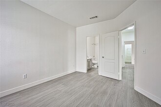 Building Photo - 5525 W Flamingo Rd