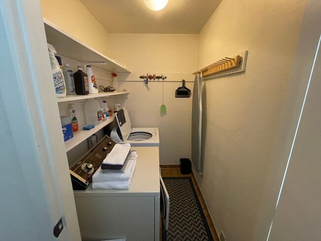 Building Photo - Beautiful townhome available now!