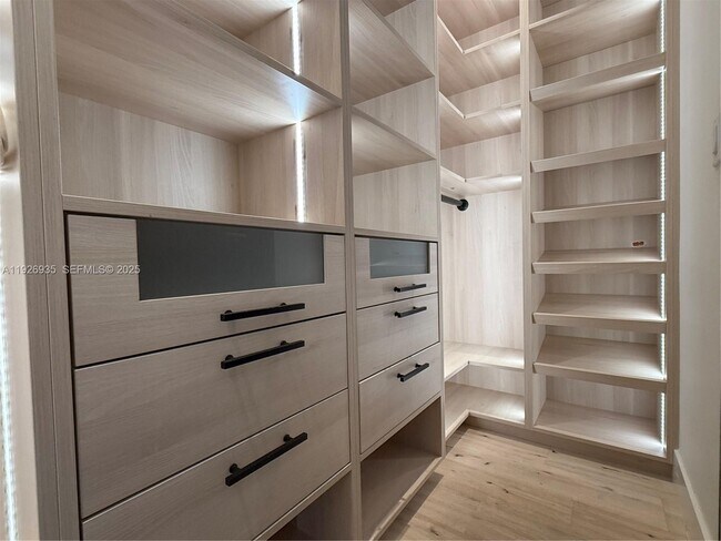 Building Photo - 5501 Pine Tree Dr