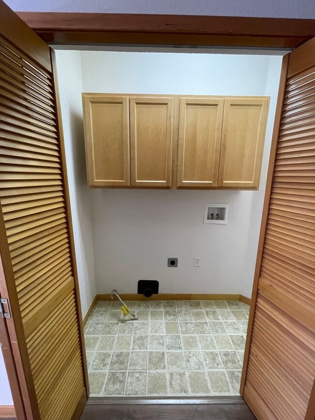Building Photo - Spacious 3-Bed Home with Private Baths