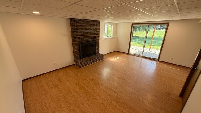 Building Photo - 2057 Eastcastle Dr SE