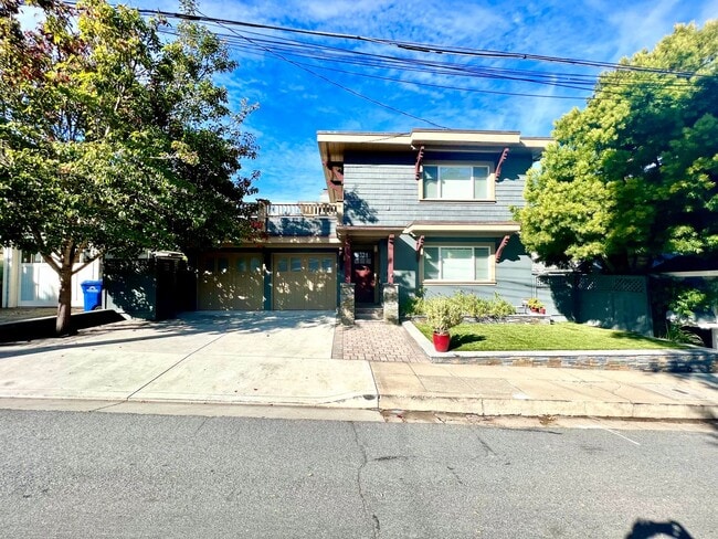 Building Photo - Available NOW! Single Family Unit in Pacif...