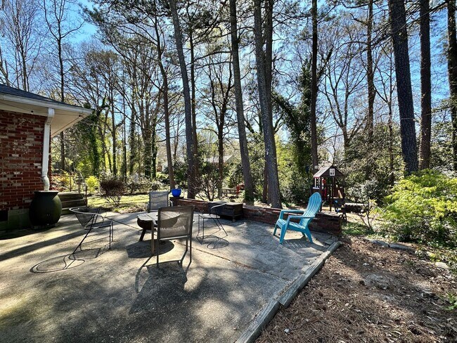 Building Photo - 3 bedroom 2 bath home in a great area filled with tons of extras you will LOVE!