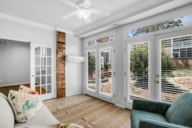 Building Photo - Prime Greenville Location! 3BR Ground Floor Condo in Gated Community