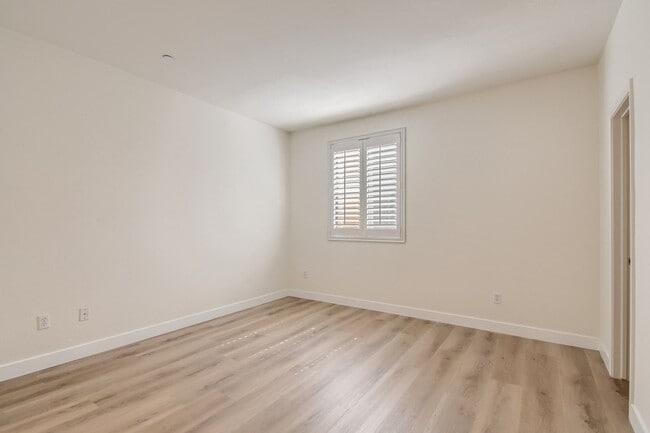 Building Photo - Spectrum Center, 2 Bed | 2 Bath Single Lev...