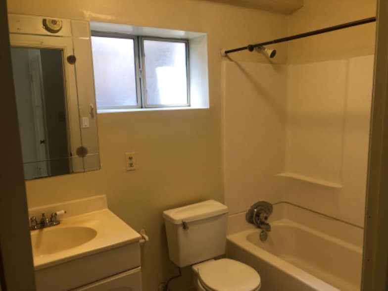 Building Photo - 2721 E Chevy Chase Dr