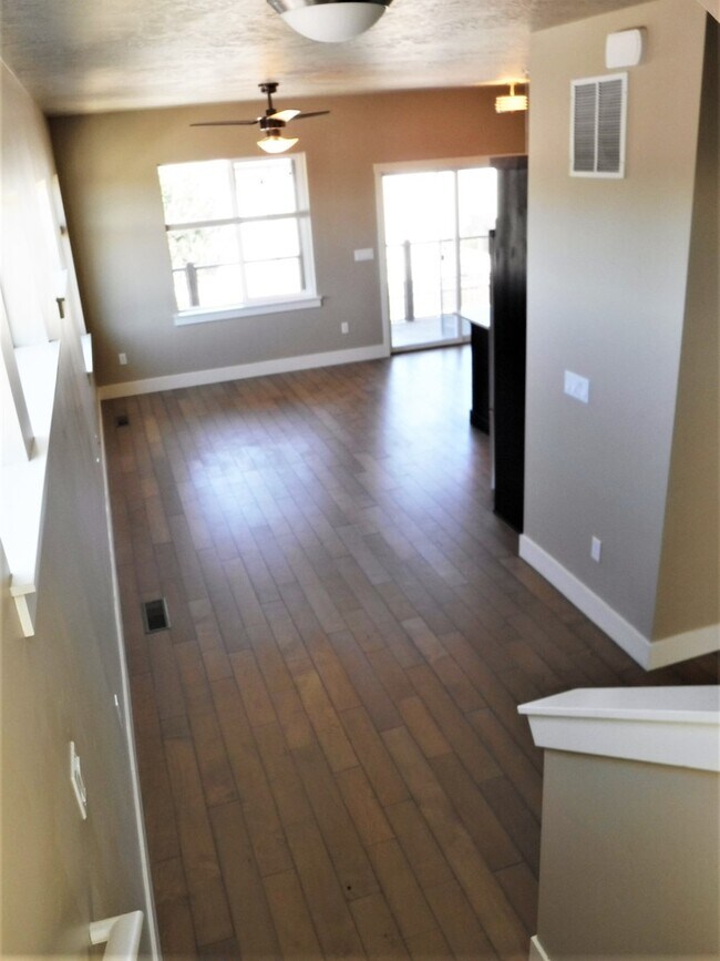Building Photo - Chic artist-style lofts home with 3 bed 2.5 bath near Boise Greenbelt.