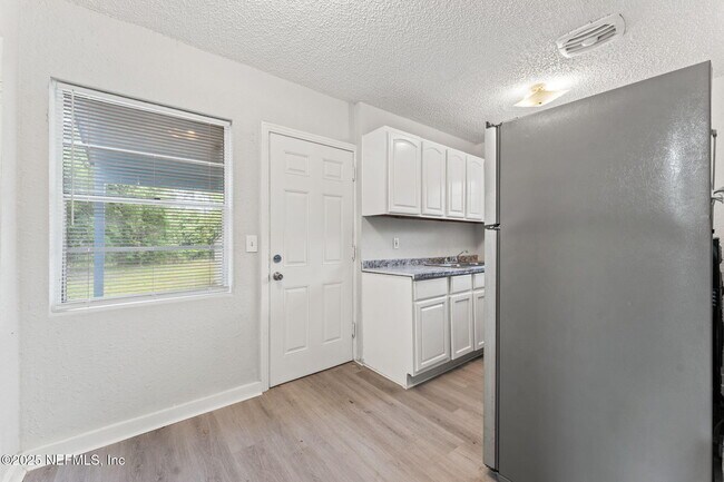 Building Photo - 1814 W 33rd St