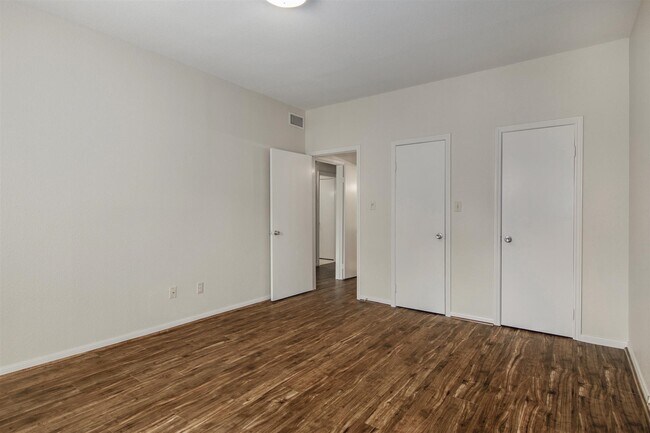 Building Photo - 2400 N Braeswood Blvd