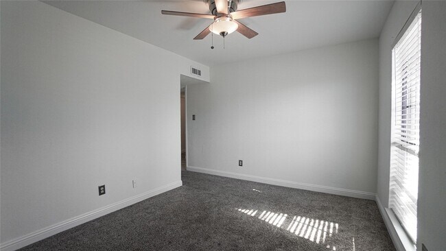 Building Photo - 2115 Chatsworth Rd