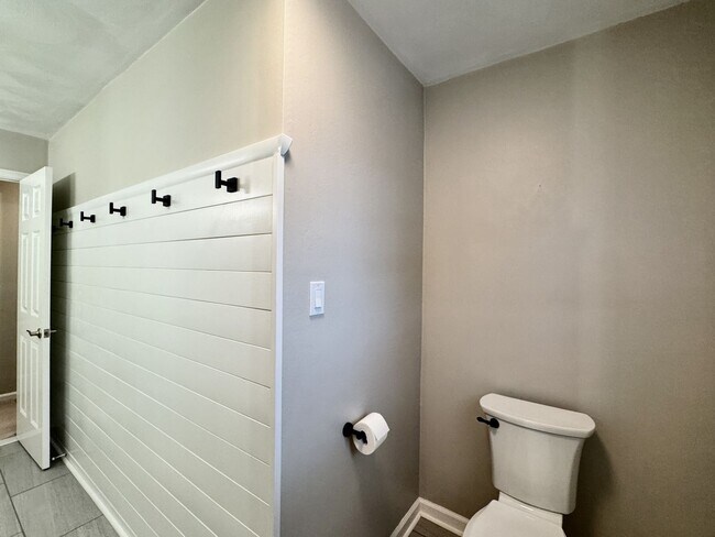 Building Photo - 4-Bedroom Home In Great Neck Meadows! Ready NOW!!! Fenced Backyard! HUGE Corner Lot! Dog Friendly!