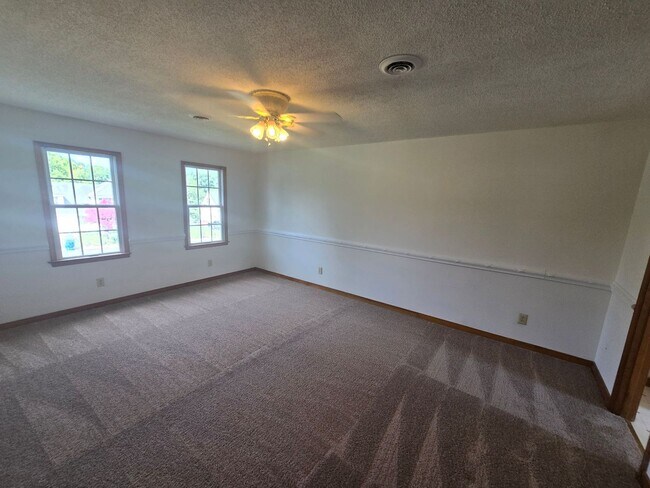 Building Photo - 4 bedroom in Prince George!!