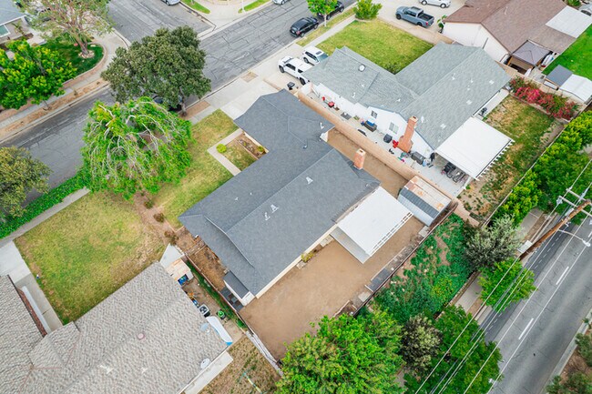 Building Photo - Beautifully Renovated 3BR/2BA Single-Story...
