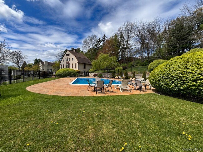 Building Photo - 10 Sycamore Dr