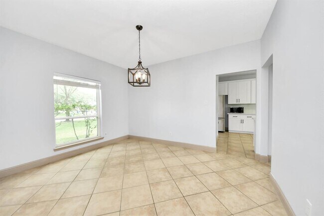 Building Photo - 2030 Winding Hollow Dr