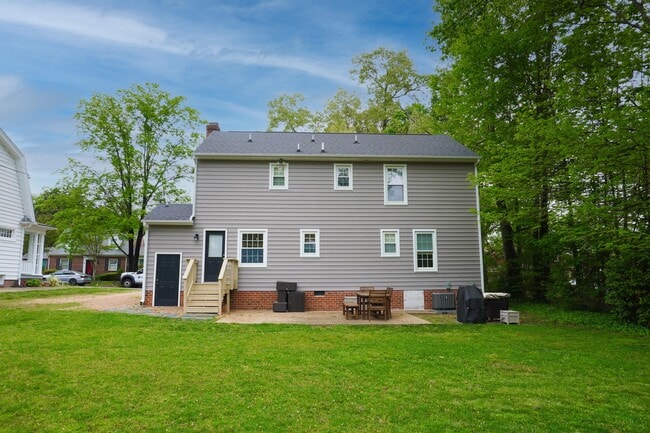 Building Photo - 2405 Kenmore Rd