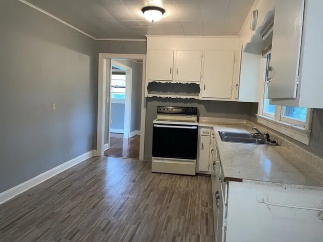 Building Photo - 3 Bedroom 2 Bathroom
