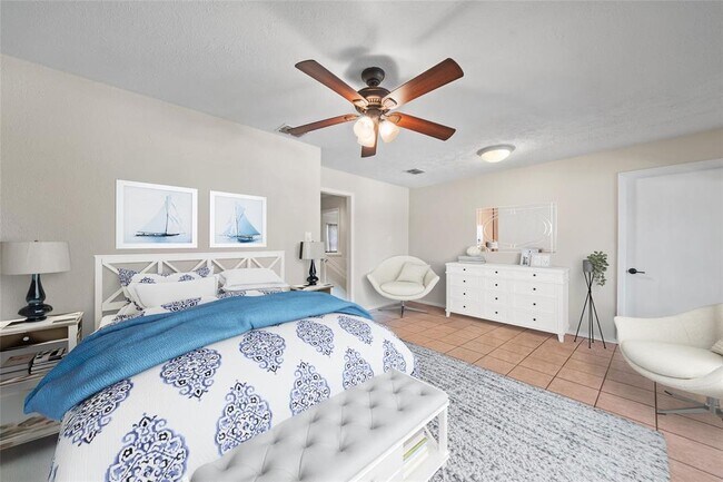 Building Photo - 2033 Lakeview Dr