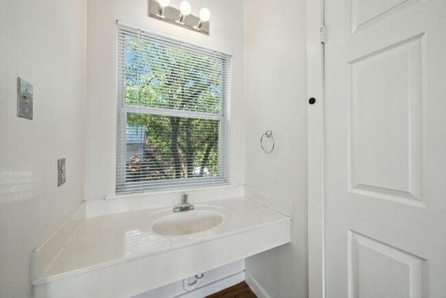 Building Photo - UT PRE-LEASE: 5 bed / 3 bath Remodeled Wes...