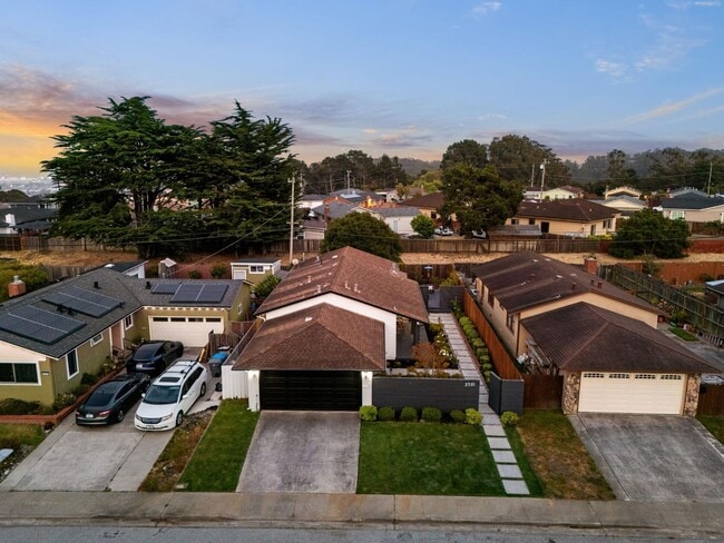 Building Photo - 2501 Fleetwood Dr