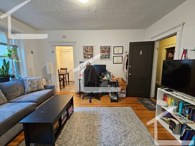Building Photo - Newly Renovated 1 bed with living room and dining room!