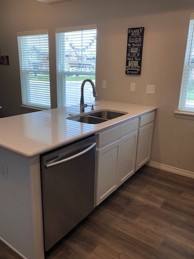 Building Photo - Beautiful 3 bed, 3 bath Townhome in West W...