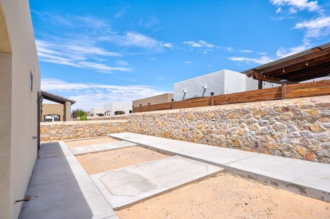 Building Photo - BEAUTIFUL EASTSIDE HOME