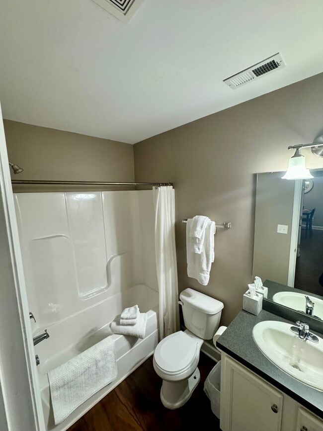 Building Photo - 226 Edgewater Ln