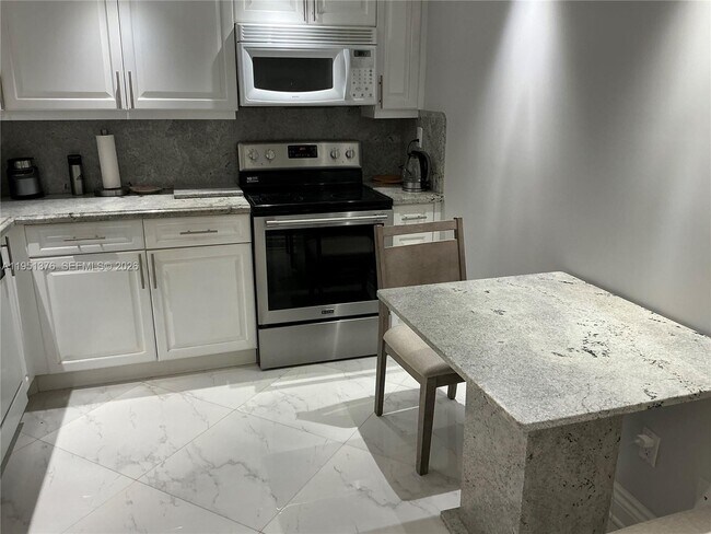 Building Photo - 400 Leslie Dr