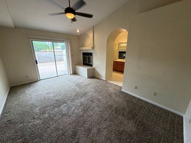 Building Photo - 837 N Oak Ct