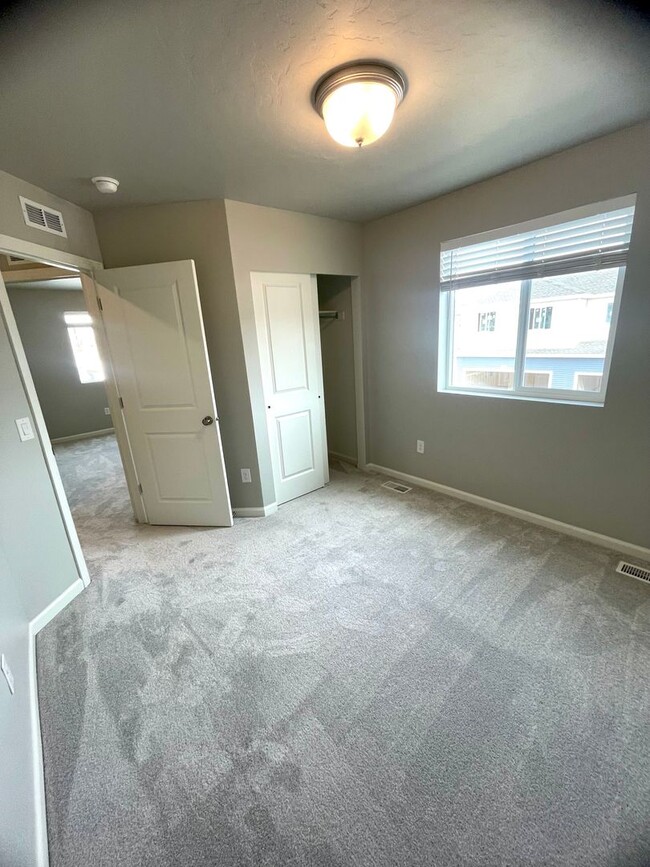 Building Photo - New 4 Bedroom Townhome