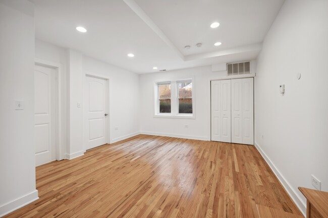 Building Photo - 1432 N Maplewood Ave