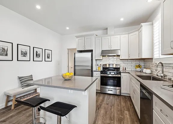 Building Photo - Renovated cottage on huge lot! This stylis...