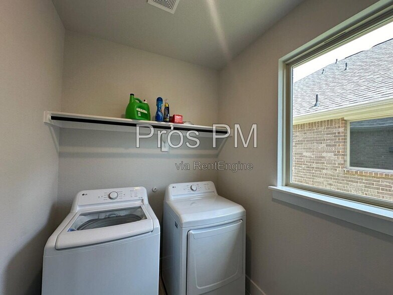 Building Photo - 2189 Glacier Dr