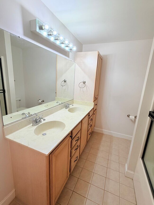 Building Photo - Spacious 3 Bed, 3.5 Bath Home - Convenient Mars Hill Location