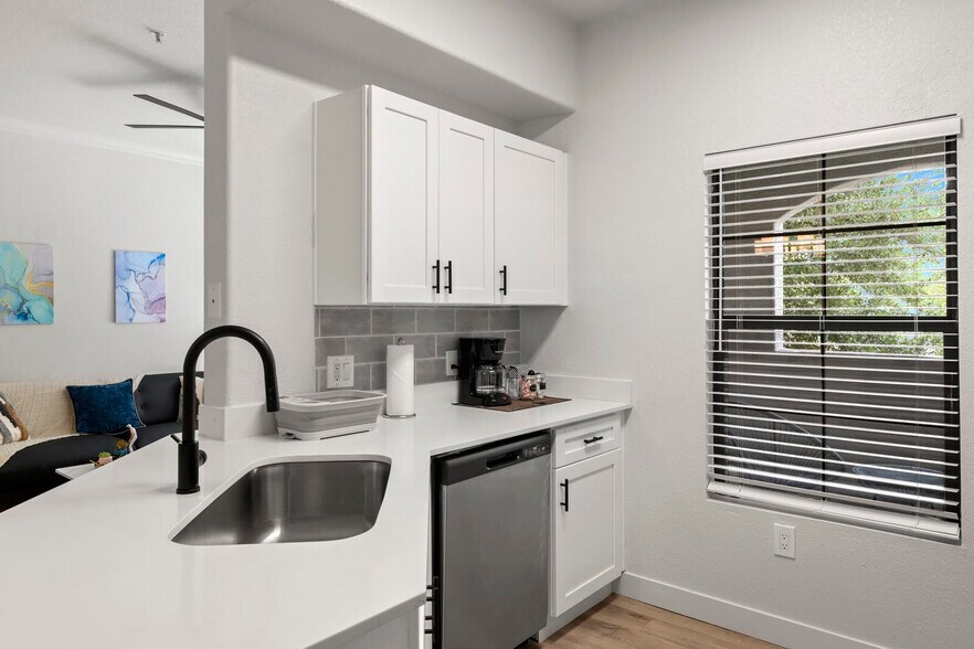 Building Photo - 875 W Pecos Rd