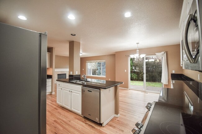 Building Photo - Move In Special!  $1000 Off!  Beautiful Spacious Home!