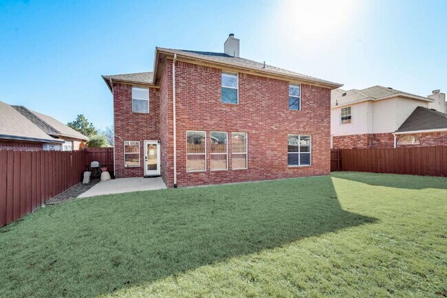 Building Photo - Great 4 bed 2 bathroom 2 story home minute...