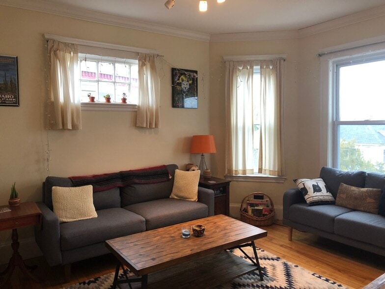 Building Photo - 21 Lewis St