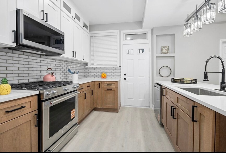 Building Photo - 1809 W Armitage Ave