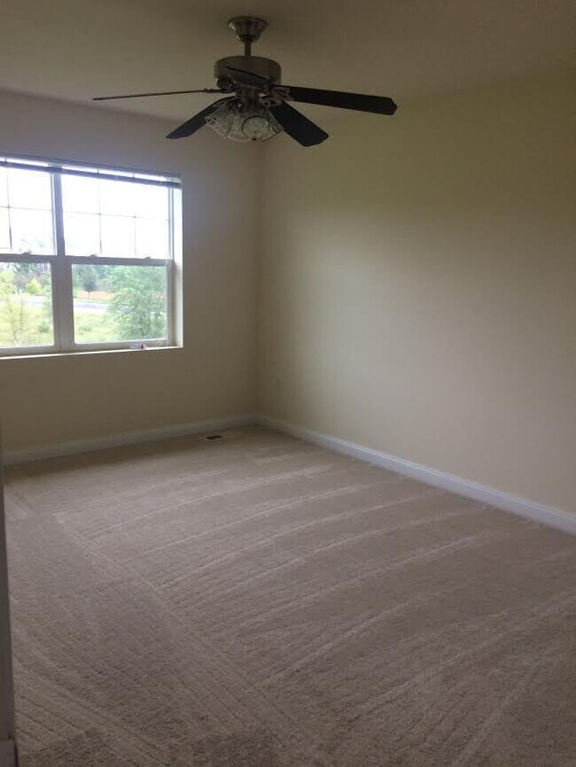 Building Photo - Fantastic 3-Bedroom, 2 3/4 bathroom Townho...