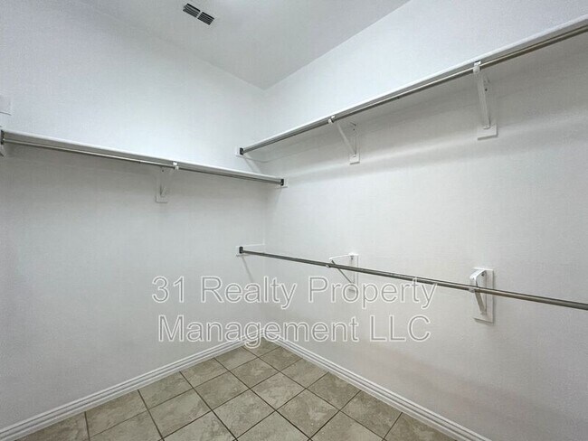 Building Photo - 4400 Avebury Dr