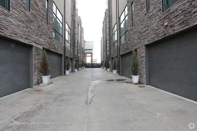 Building Photo - 3200 Thomas Ave
